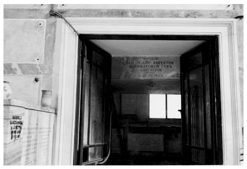 Seitliche Öffnung links in der Kapelle, die zum seitlichen Annex führt