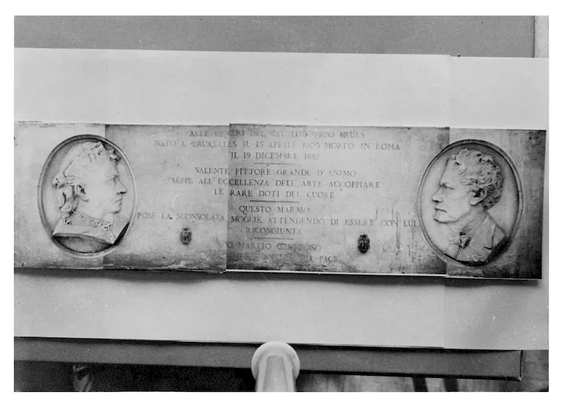 La lapide marmorea porta due medaglioni scolpiti di profilo.
